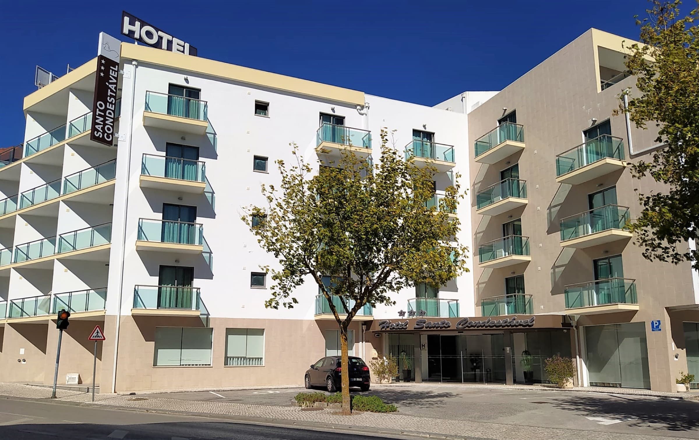 Fachada do Hotel Santo Condestável sob o céu azul de Fátima